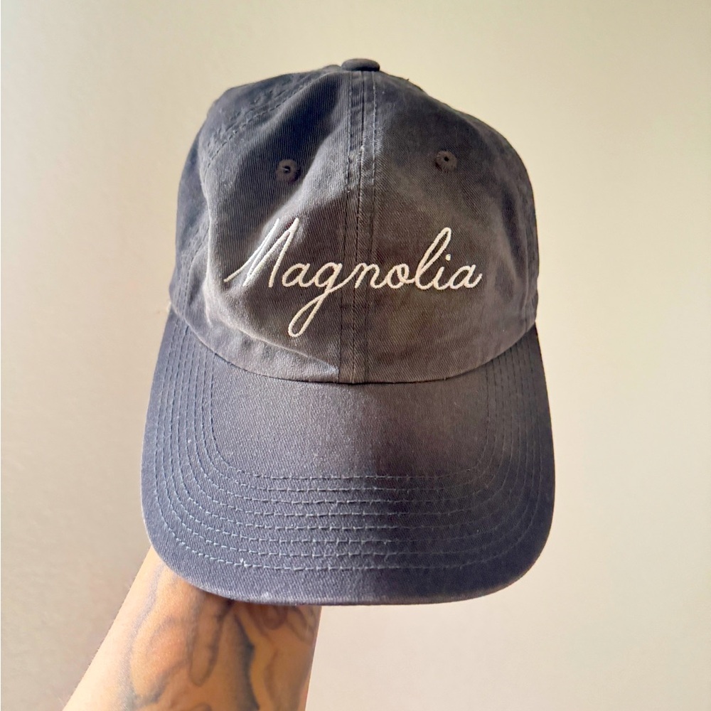 Magnolia Black Cap